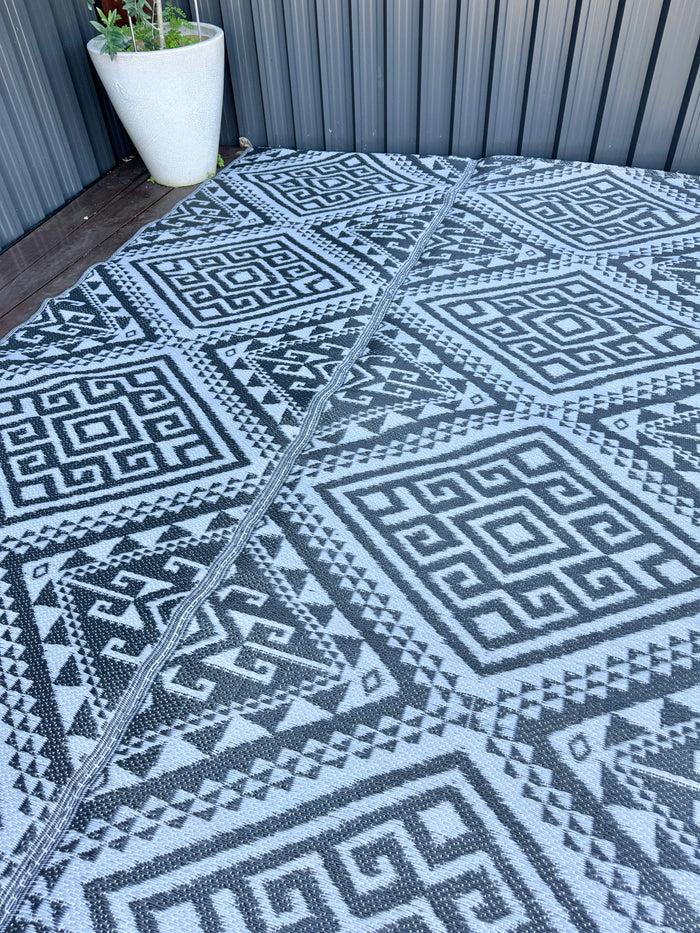 Recycled Outdoor Mat 18 Aztec ~ Large - 2.8 x 2.8